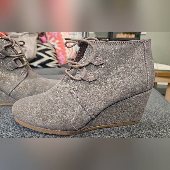 TOMS Kala Gunmetal Star Suede Oxford Bootie. Size 8 Like New - Picture 8 of 15